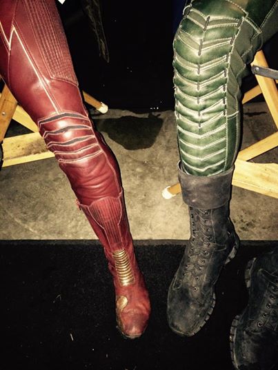 Jambe de Stephen Amell et celle de Grant Gustin